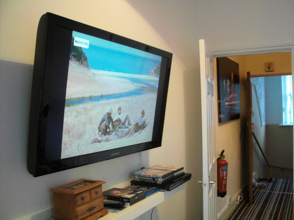 F3 2 Bedroomed Town House - Free Parking - Super 150 Mbps Wifi Near Gavin N Stacey Film House - 1 Free Dog Allowed Barry Room photo