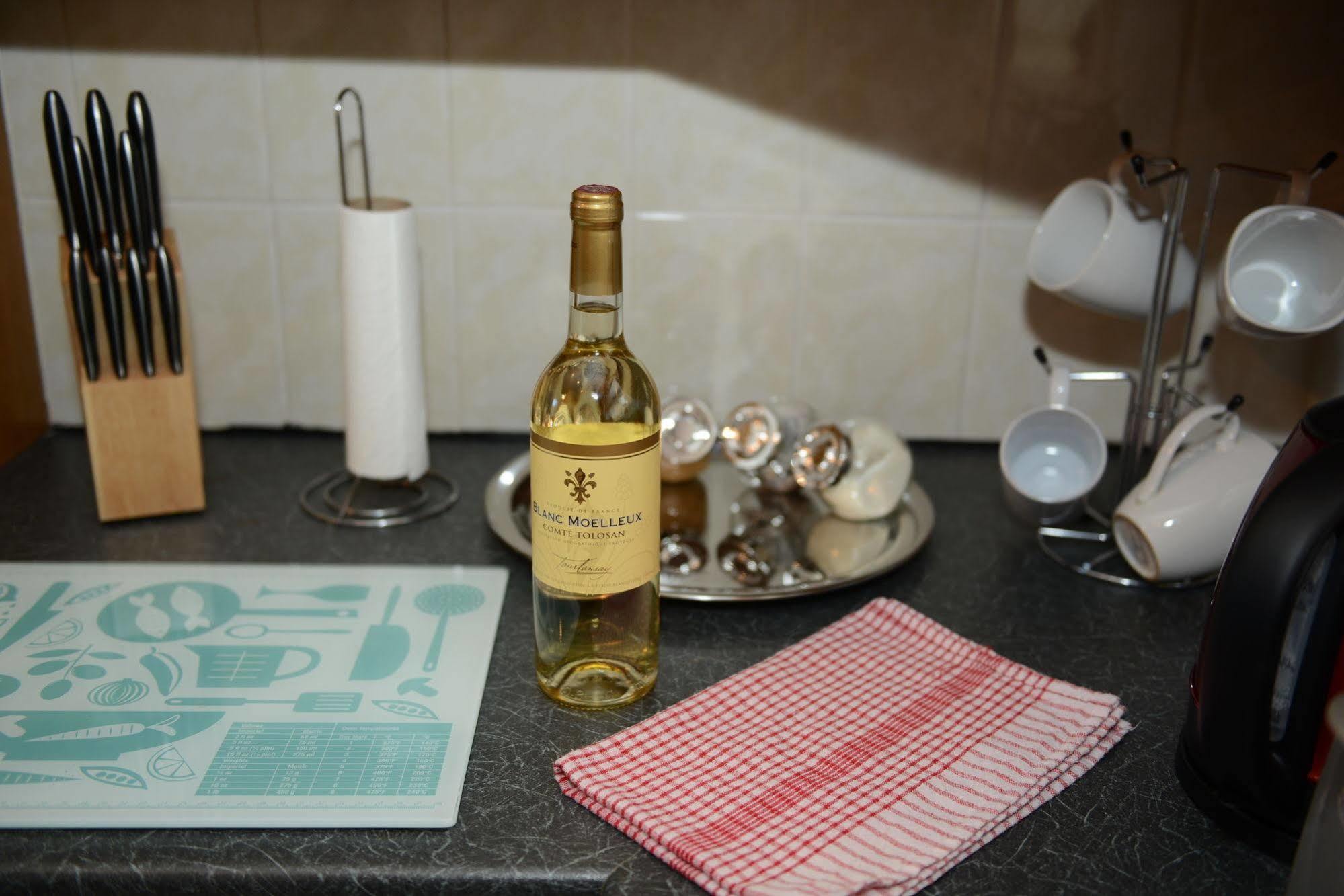 F3 2 Bedroomed Town House - Free Parking - Super 150 Mbps Wifi Near Gavin N Stacey Film House - 1 Free Dog Allowed Barry Exterior photo