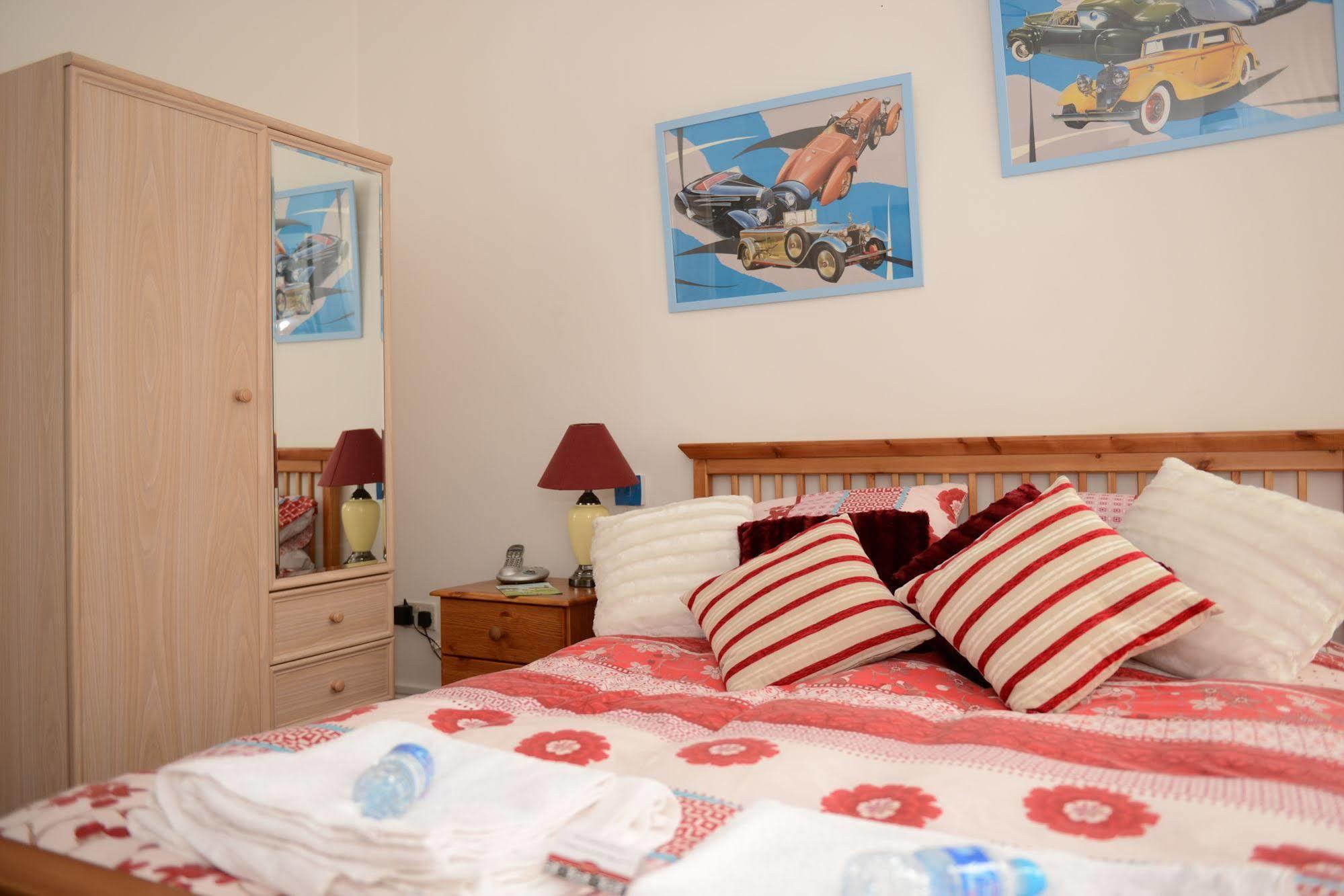 F3 2 Bedroomed Town House - Free Parking - Super 150 Mbps Wifi Near Gavin N Stacey Film House - 1 Free Dog Allowed Barry Exterior photo