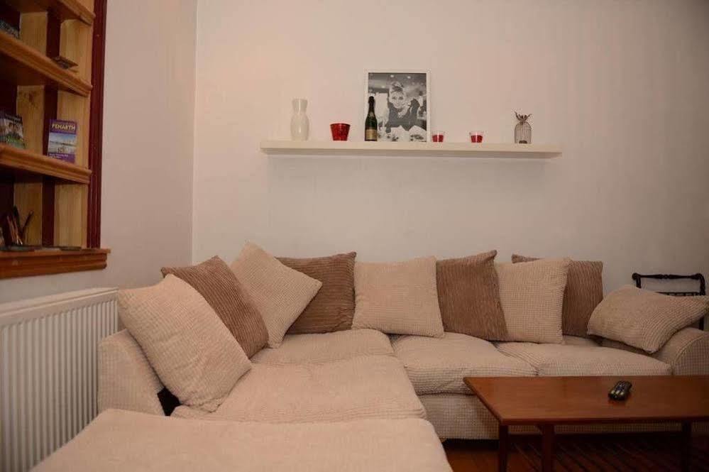 F3 2 Bedroomed Town House - Free Parking - Super 150 Mbps Wifi Near Gavin N Stacey Film House - 1 Free Dog Allowed Barry Exterior photo