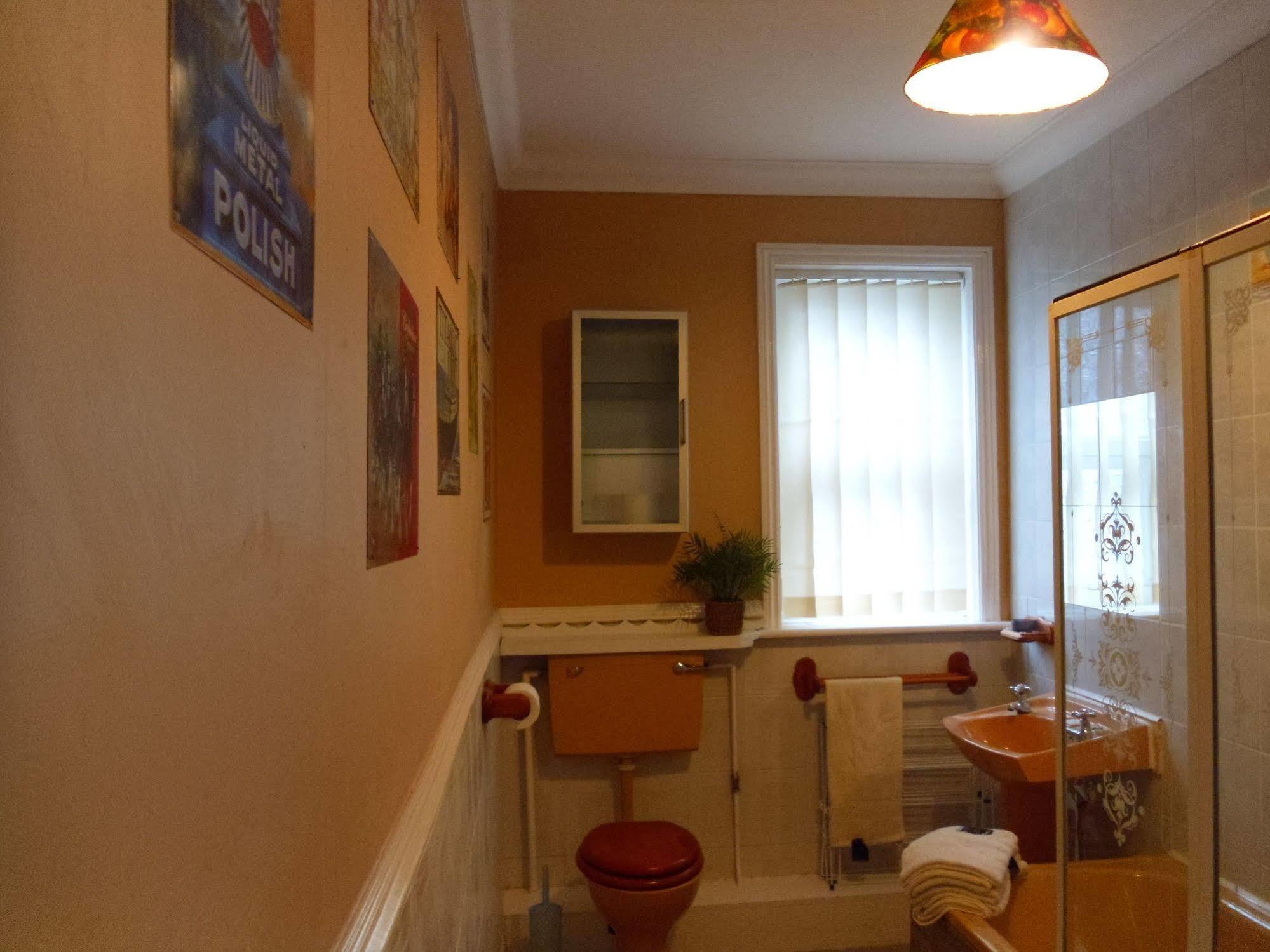 F3 2 Bedroomed Town House - Free Parking - Super 150 Mbps Wifi Near Gavin N Stacey Film House - 1 Free Dog Allowed Barry Exterior photo
