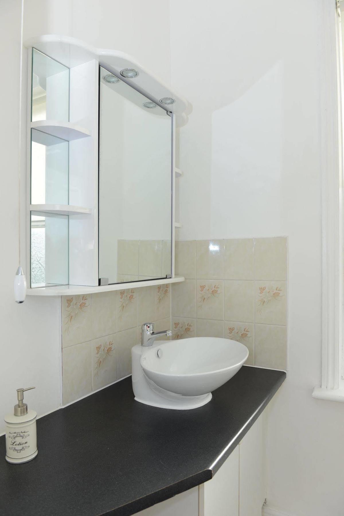 F3 2 Bedroomed Town House - Free Parking - Super 150 Mbps Wifi Near Gavin N Stacey Film House - 1 Free Dog Allowed Barry Exterior photo