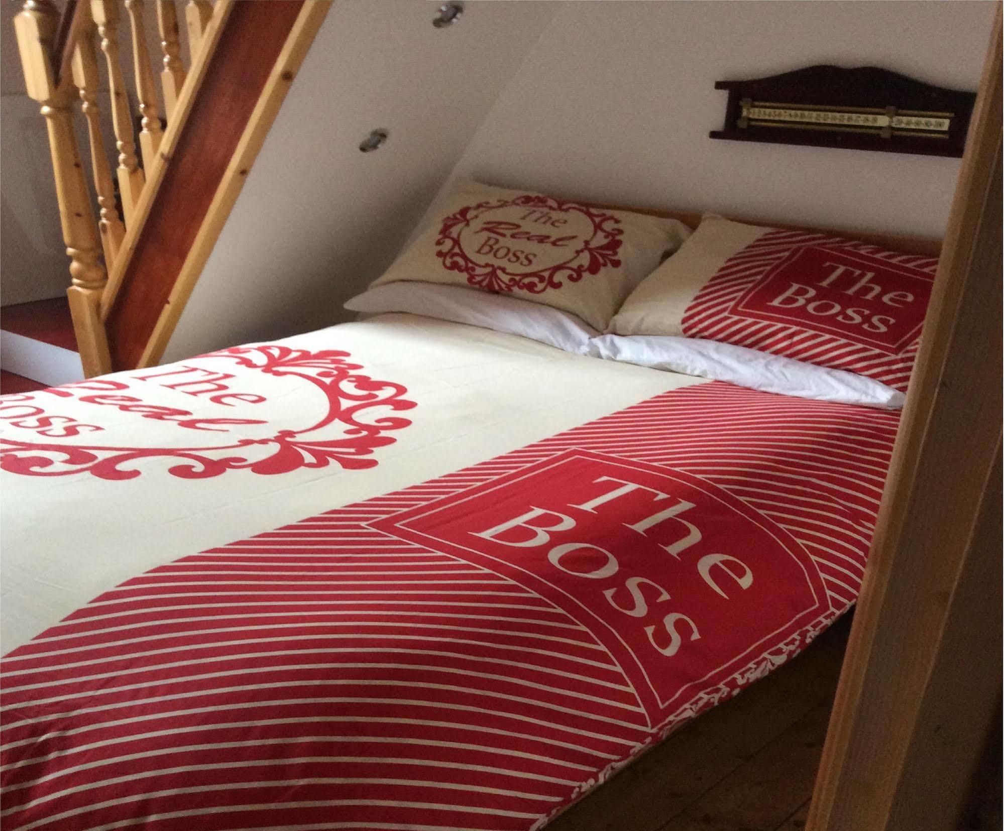 F3 2 Bedroomed Town House - Free Parking - Super 150 Mbps Wifi Near Gavin N Stacey Film House - 1 Free Dog Allowed Barry Exterior photo