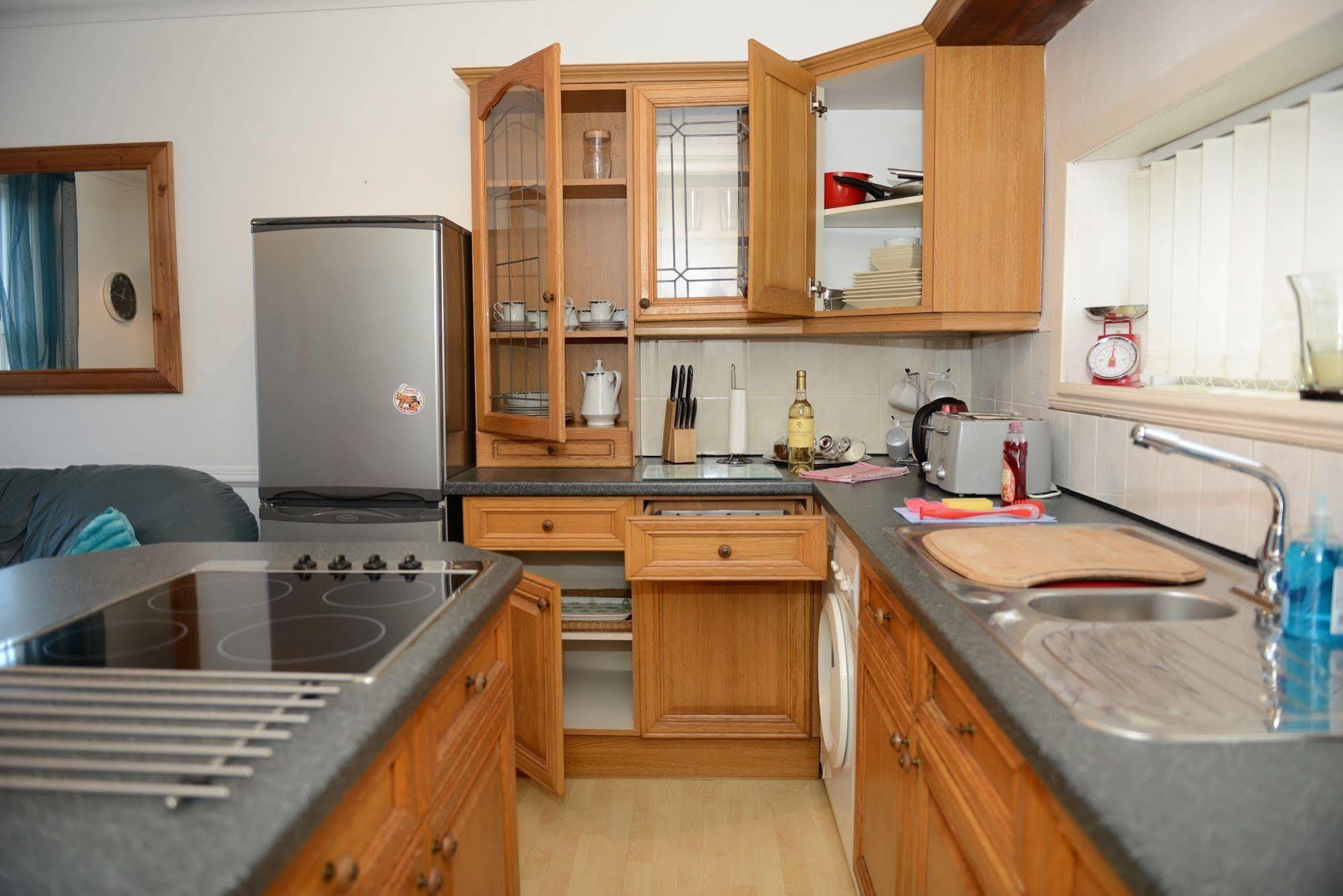 F3 2 Bedroomed Town House - Free Parking - Super 150 Mbps Wifi Near Gavin N Stacey Film House - 1 Free Dog Allowed Barry Exterior photo
